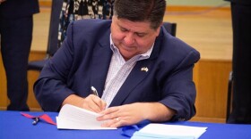 El gobernador JB Pritzker aparece en un evento de firma de proyectos de ley en Springfield el año pasado.