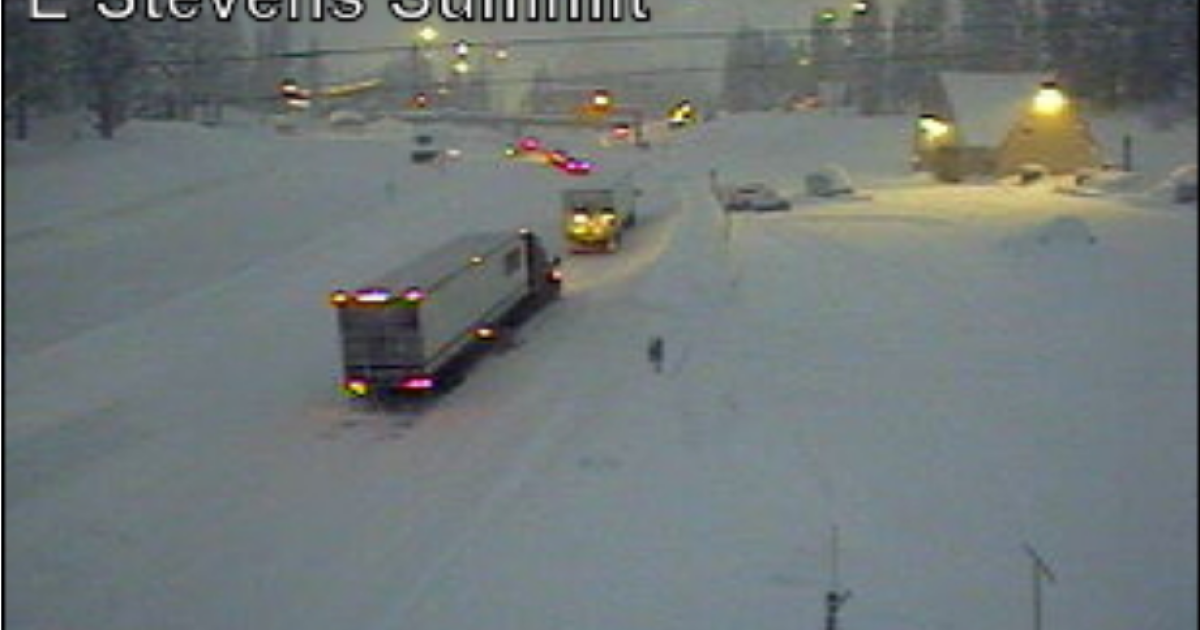 Heavy snow forces closure of Snoqualmie and Stevens Passes