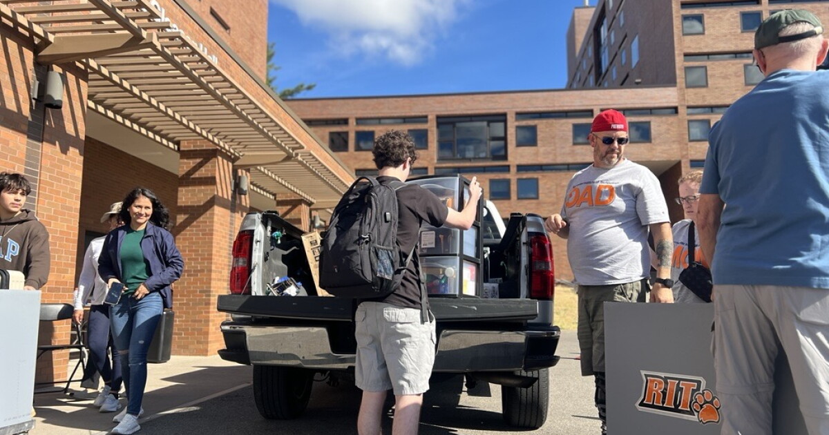 RIT welcomes incoming freshmen during move-in day | WXXI News