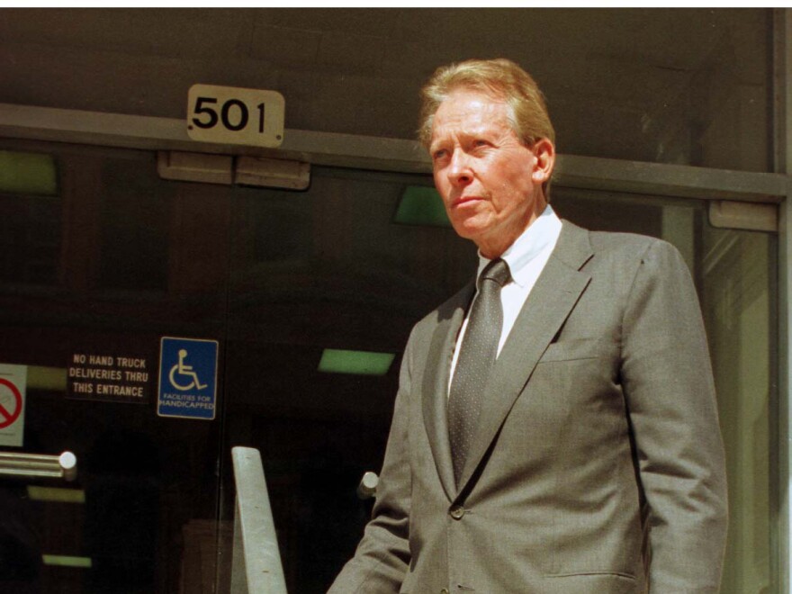 Harold Simmons stands by the Dallas courthouse entrance in October 1997. Simmons, the Texas billionaire, philanthropist and GOP donor, died Saturday in Dallas. He was 82.