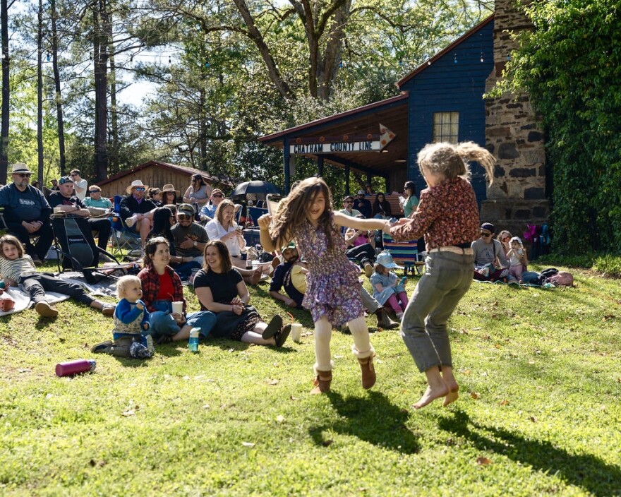 Ένα φεστιβάλ μικρής πόλης κλείνει τα 25, γιορτάζοντας τις τέχνες, τον πολιτισμό … και λιγότερη κίνηση