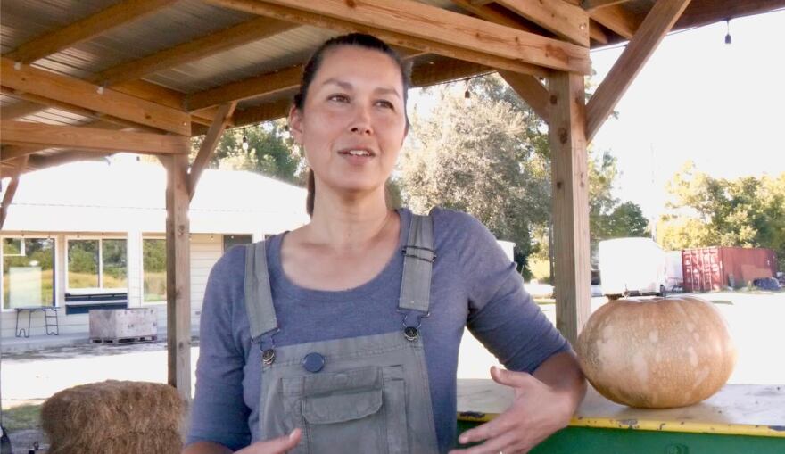 Amy Van Scoik explica su misión central y su motivación para producir agricultura sostenible. Foto por: Oriana Torre.