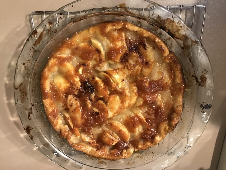 A picture of an apple pie