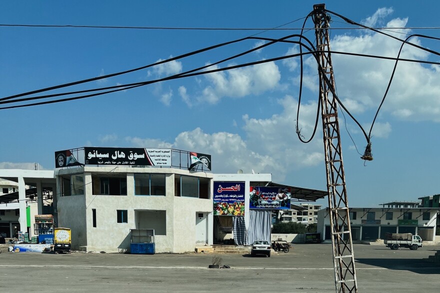 خطوط الكهرباء المعطلة في مدينة جبلة. يظل السوريون في جميع أنحاء البلاد بدون كهرباء لأيام متتالية بسبب نقص الوقود المستورد. يضطر الكثير من الناس إلى غلي الماء الساخن فوق نيران الخشب للطهي وغسل الملابس والاستحمام. وتنحي الحكومة باللائمة على العقوبات الأمريكية في نقص الوقود. كما فقدت الحكومة السيطرة على حقولها النفطية الشمالية الشرقية لصالح القوات الكردية التي تدعمها الولايات المتحدة.