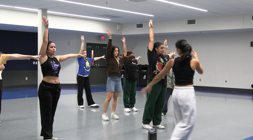 Las chicas del equipo practican la posición de los brazos para una parte del baile. Foto por: Marina Meretz.
