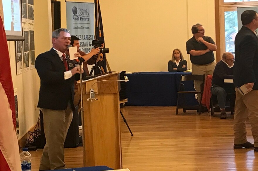 Auctioneer Jimmie Dean Coffey works during the Rogers estate auction