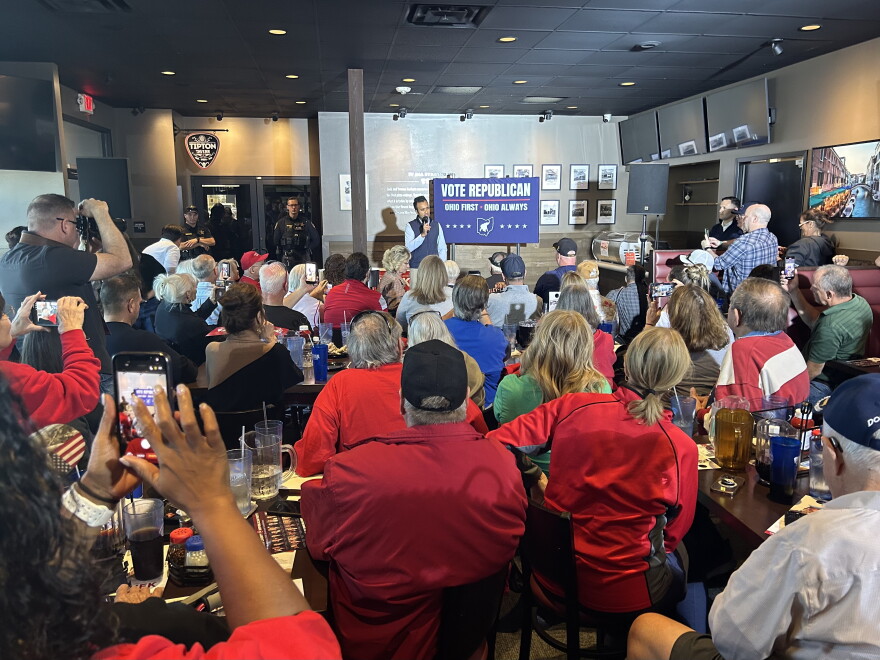 Ohio Governor candidate Vivek Ramaswamy (R) speaks to a crowd at a pizza restaurant in Delaware County.