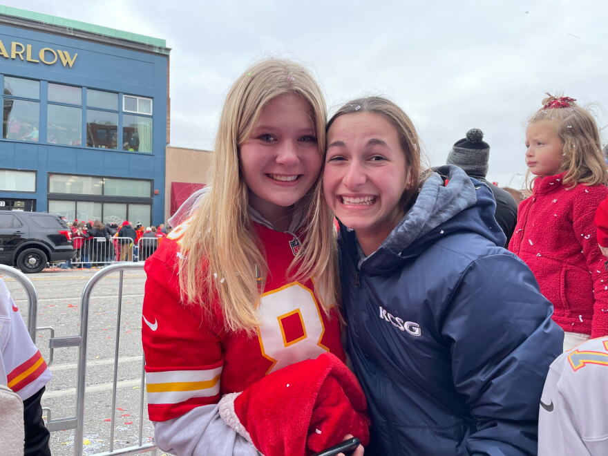 Ashlyn Vaughn and Sammy Vanzante were standing right against the barricades when Chiefs quarterback and MVP Patrick Mahomes came up to them and touched their hands on Feb. 15, 2023.