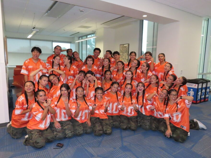 El equipo de baile, Sabor Latino, entre bastidores durante su actuación en el Soul Fest, celebrado en el Reitz Union el jueves 1 de Octubre. (Cortesía a Gwendalyn Paris).