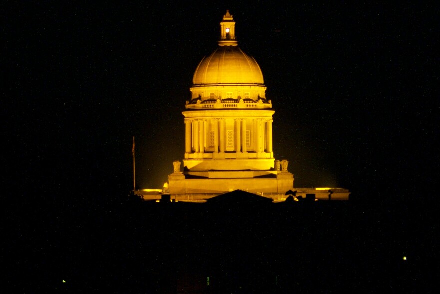 Frankfory_KY_Capitol_Building_at_night1.jpg