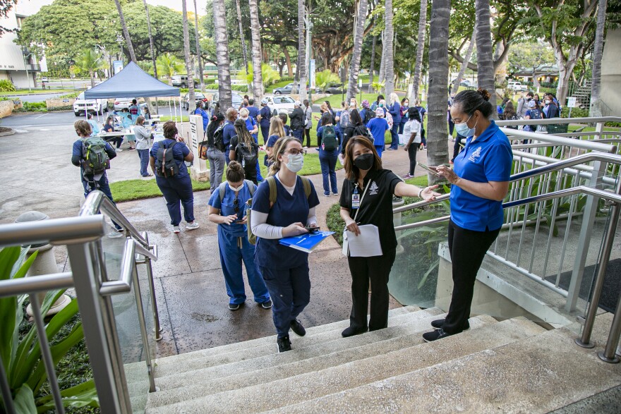 More than 100 medical workers funded mostly by FEMA arrived in Hawaiʻi over the weekend and have started orientation and deployment to The Queen's Medical Center-Punchbowl and The Queen's Medical Center-West Oahu. (Jan. 17, 2022)