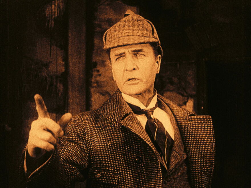 It was William Gillette who dressed Sherlock Holmes in his trademark deerstalker cap and long travelling cloak.