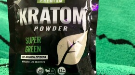 A black bag on a green background reads "Premium kratom powder. Super green."