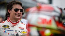 Jeff Gordon, shown here before the start of last year's race, will fill in this weekend for Dale Earnhardt Jr.