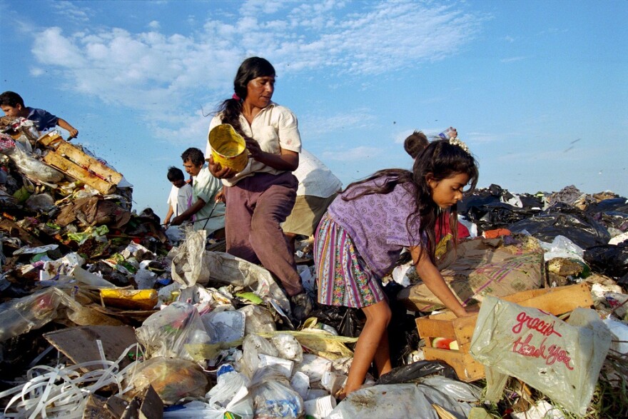 Tamaulipas, Mexico, 1996 – Marisol (R) and her mother, Eloisa, 39, search through mounds of waste at the municipal dump. One day, Marisol found a human corpse there. This incident made Eloisa determined to take her children across the border to the United