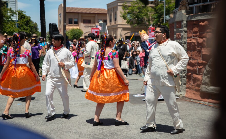 Estrellas de Esparanza and local ukulele groups both used music to protest.