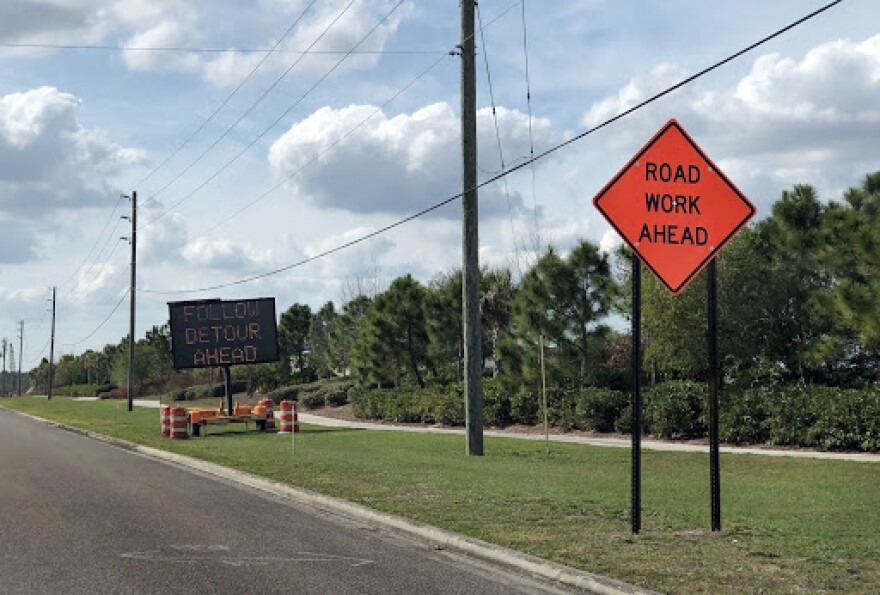 Una señal en la calle Boyette informa del cierre de la calle Overpass y del nuevo desvío en el este del condado de Pasco. (foto por Amy Galo)