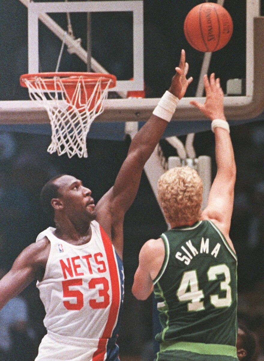 Jack Sikma shoots over Darryl Dawkins