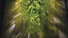 Dale Chihuly, (American, born 1941), Palazzo di Loredana Balboni, 1996, glass and wire, a:116 x 62 x 32; b: 112 x 4 x 32 in. Collection of the Kemper Museum of Contemporary Art, Kansas City, Missouri, Gift of the artist, 1996.33.01. © Chihuly Studio.