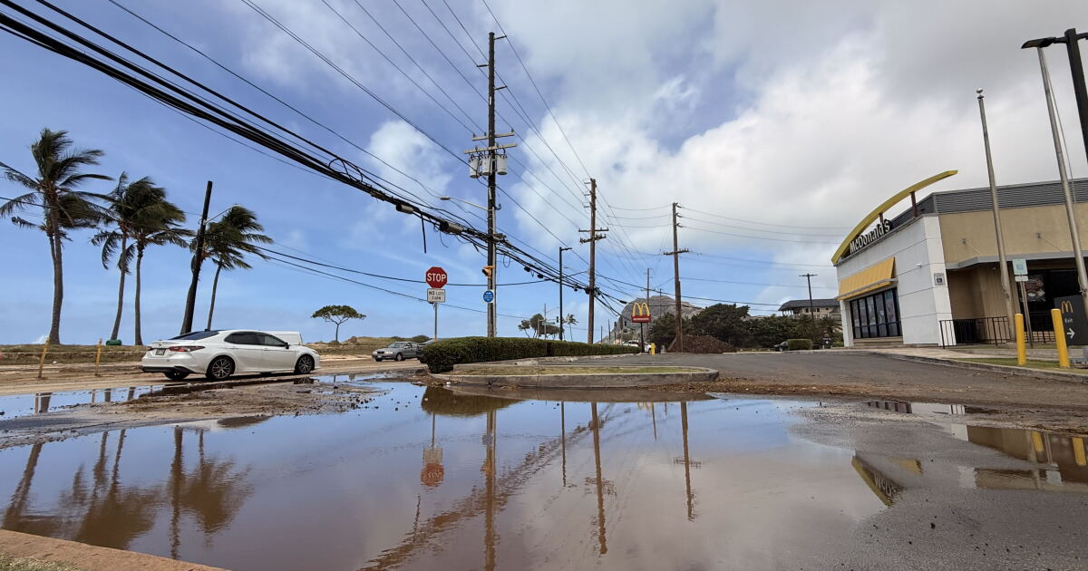 Leeward Oʻahu residents clean up after Hurricane Lowell