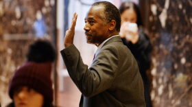Retired neurosurgeon Ben Carson waves while arriving at Trump Tower in New York, U.S., on Tuesday, Nov. 22, 2016. (Anthony Behar/Pool via Bloomberg)