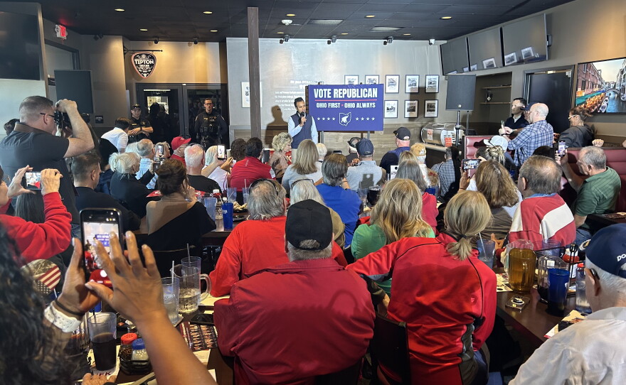 Ohio Governor candidate Vivek Ramaswamy (R) speaks to a crowd at a pizza restaurant in Delaware County.