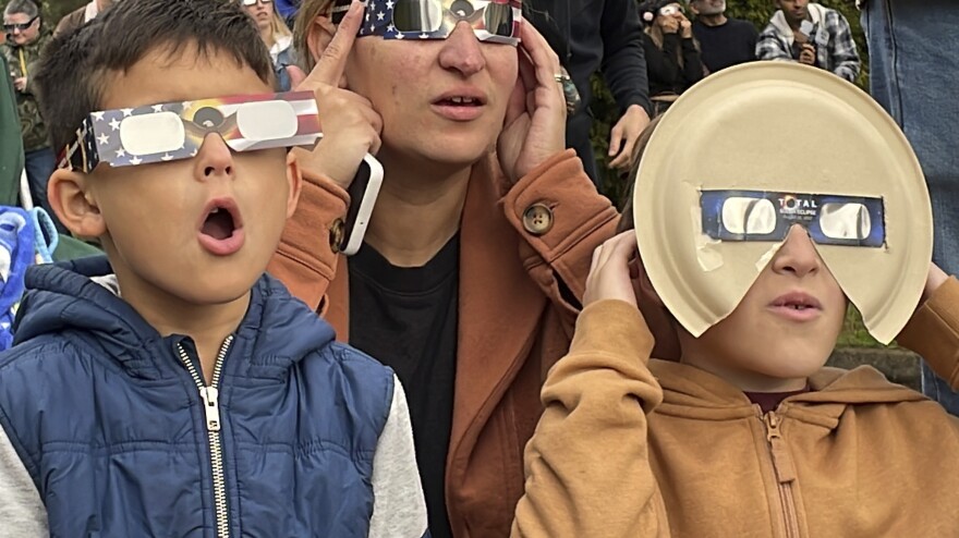 Samia Harboe, son fils Logan et le fils de son amie portent des lunettes d'éclipse pendant la totalité de l'éclipse solaire annulaire à Eugene, Oregon, samedi.