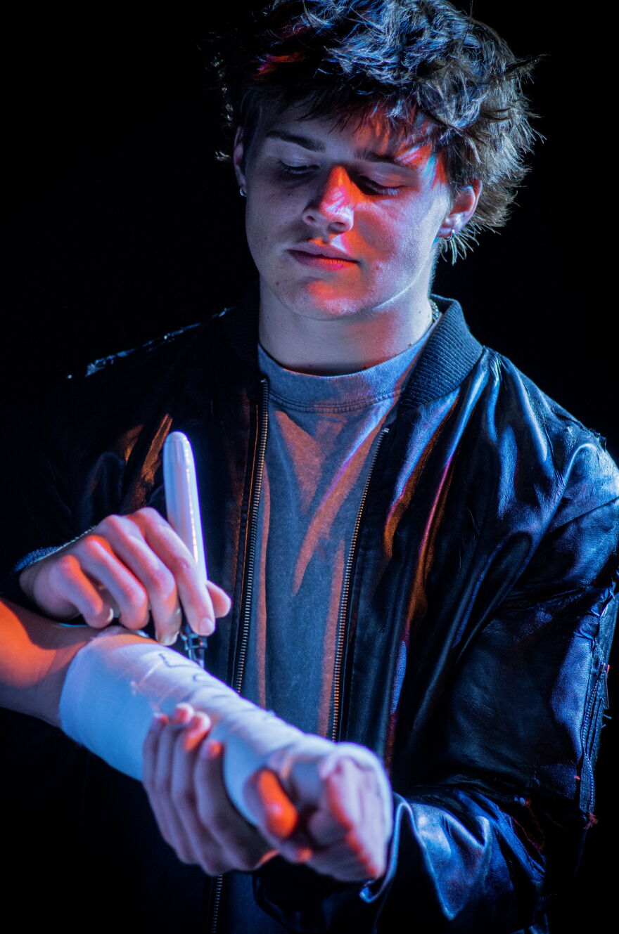 Connor Murphy (Braden Heckman) signs Evan Hansen's cast.