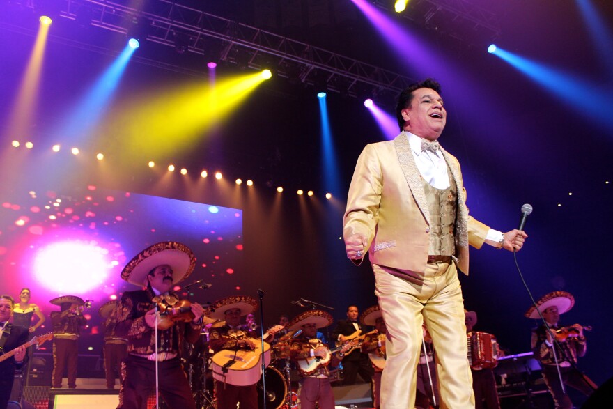 Man performs in front of mariachis