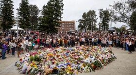 Mourners gather to lay flowers at Bondi Beach 