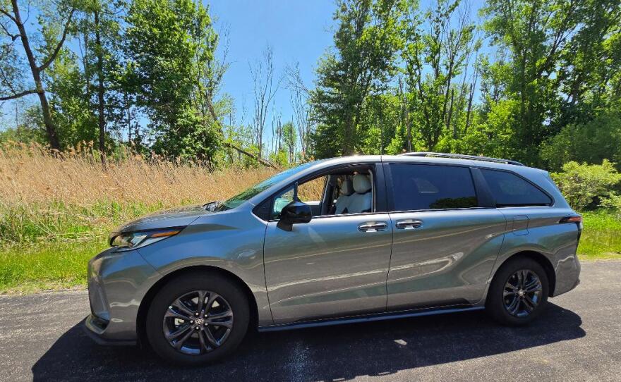 2026 Toyota Sienna XSE AWD profile