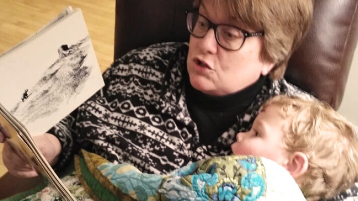 Tracy Kampa reading to a child