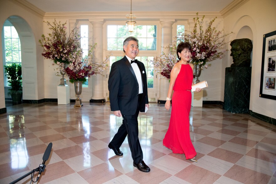 Hawaiʻi Gov. David Ige and First Lady of Hawaiʻi Dawn Ige arrive for a state dinner for Japanese Prime Minister Shinzo Abe, Tuesday, April 28, 2015, at the White House in Washington. (AP Photo/Andrew Harnik)