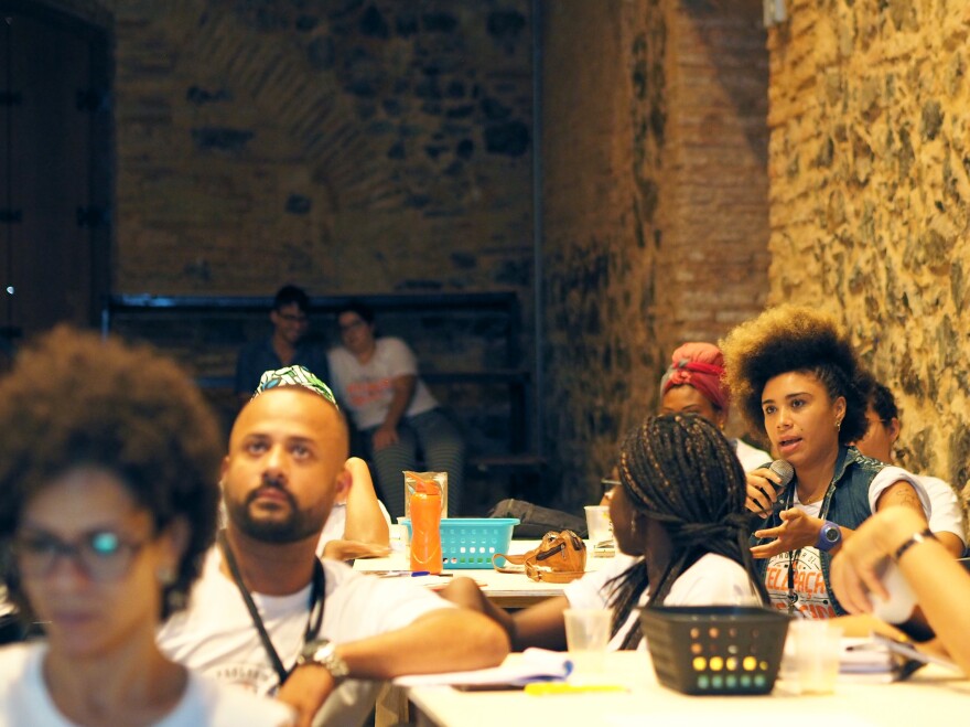 Lívia Suarez asks a question during Dendê Valley's business boot camp for startups.