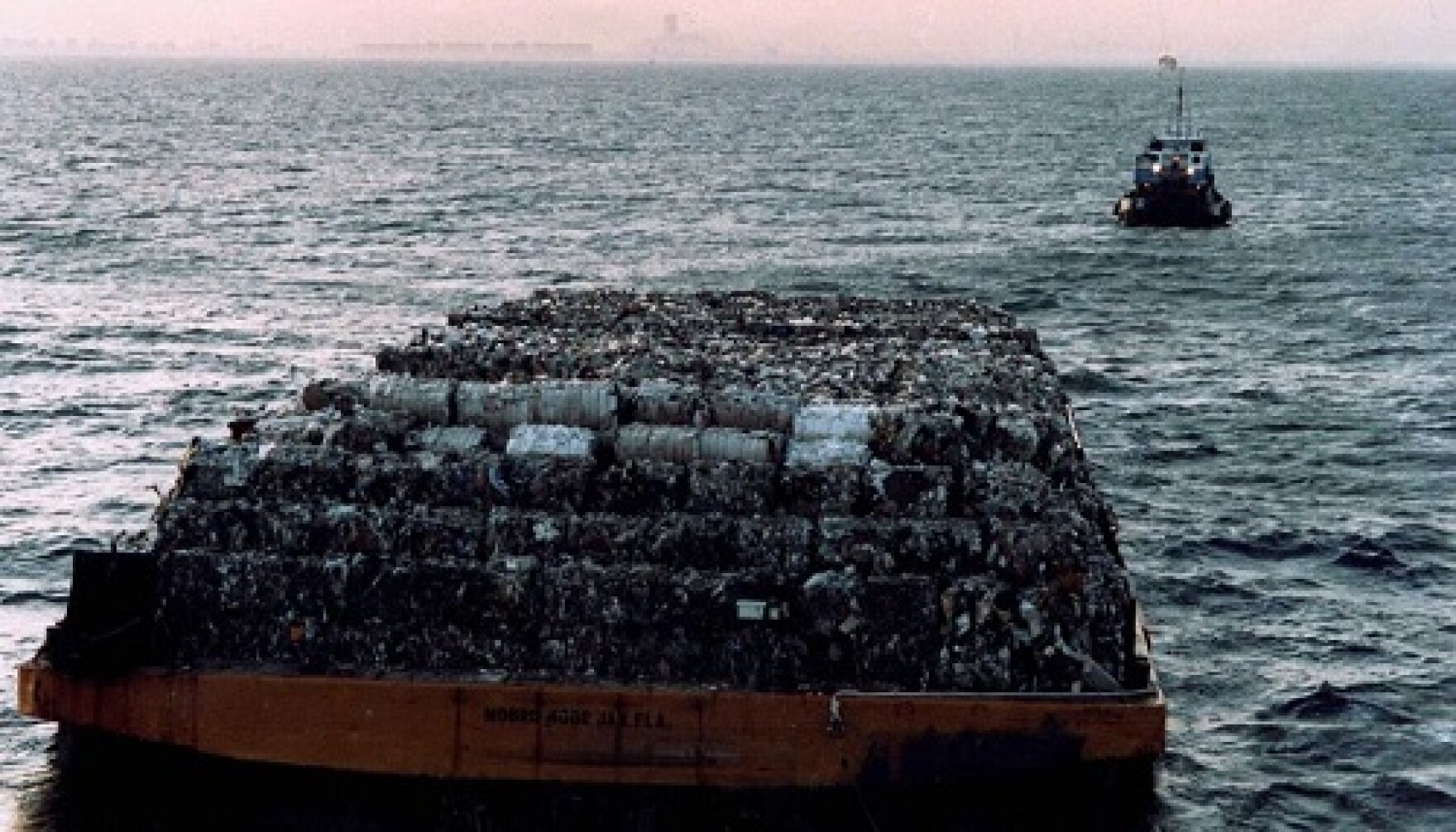 Garbage ship. Мусорные баржи сан франциско. Много барж. Categories of garbage on the ship. Garbage ship.