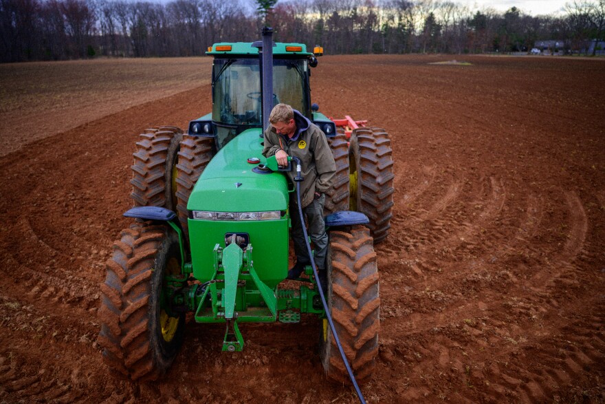 «Азартная игра на ферме»: глобальный конфликт давит на фермеров Коннектикута, угрожая семейному наследию