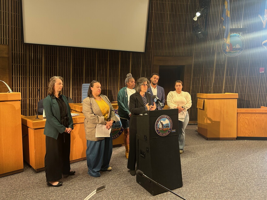 Residents of the election districts Councilwoman Willauer filed a complaint for join her in city hall to present the property assessment study.