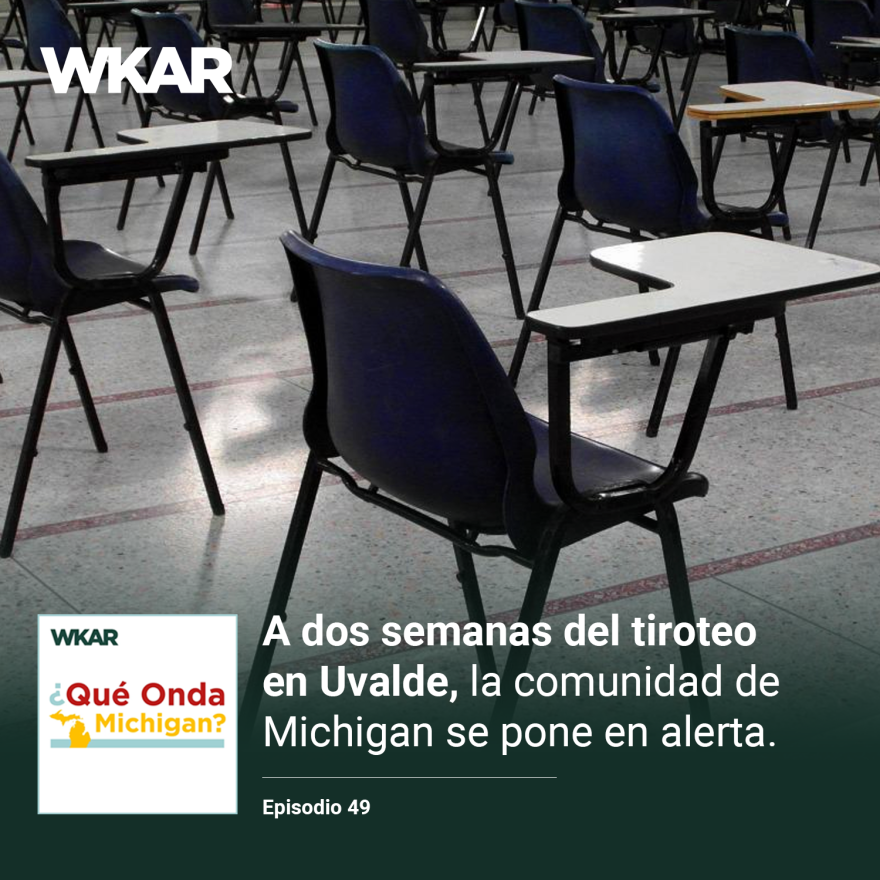 En la imagen se puede observar varias files de pupitres vacios en un aula. En el lado inferior de la imagen esta el logo de Que Onda Michigan sobre un fondo blanco. En la parte derecha las siguientes palabras estan escritas: "A dos semanas del tiroteo en Uvalde, la comunidad de Michigan se pone en alerta"  y "Episodio 49". 