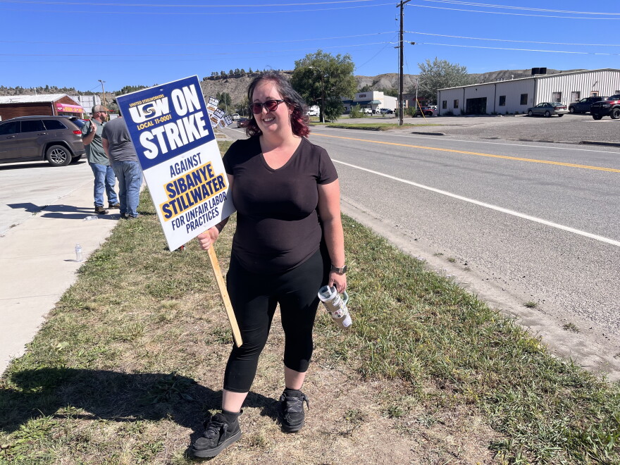 United Steelworkers union member Aven Benner strikes in front of the union hall in Columbus Thursday morning.
