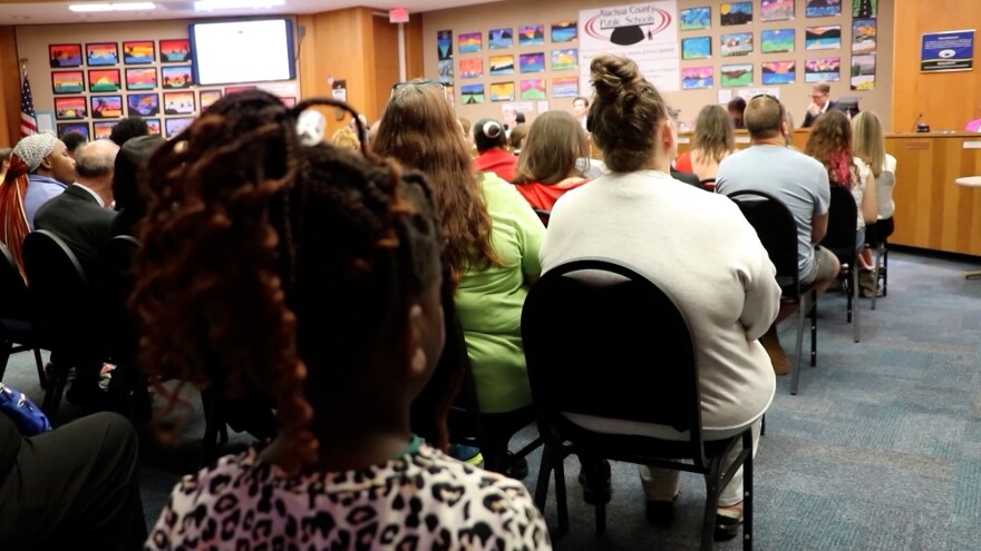 Padres y maestros escuchan atentos durante la junta escolar. Foto por: Oriana Torre.