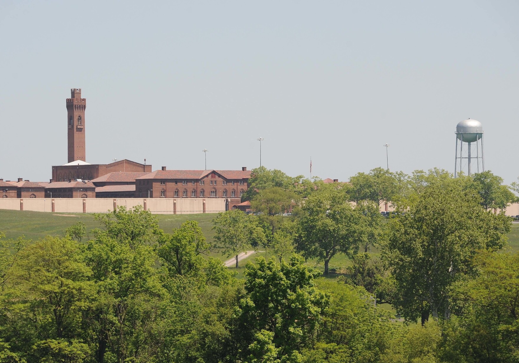 Inside Lewisburg Prison A Choice Between A Violent Cellmate Or