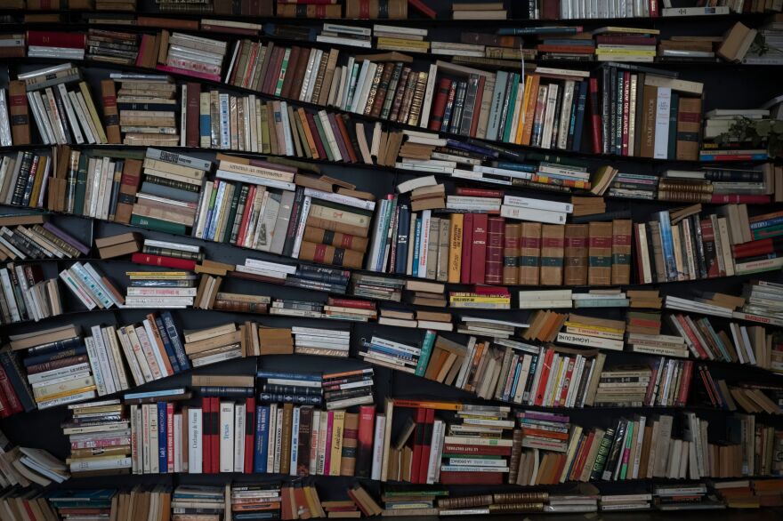 A picture taken on September 27, 2018 in Manosque, southern France, during the 20th "Les Correspondances" literary festival shows a bookshelf in a street. (Photo by JOEL SAGET / AFP)
