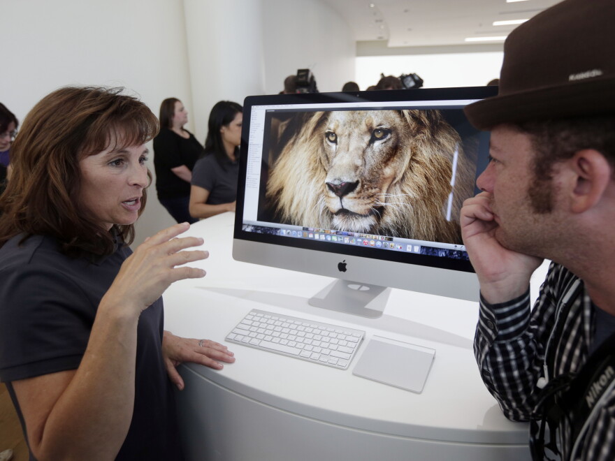 An Apple employee explains the features of the new iMac, including its Retina 5K display.