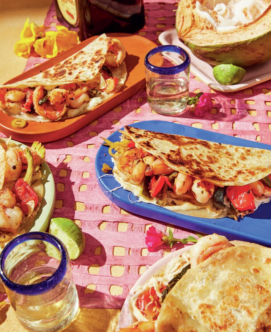 Martínez dice que los tacos gobernador son un tipo de "El platillo icónico de Mazatlán," La ciudad en la que vive ahora.