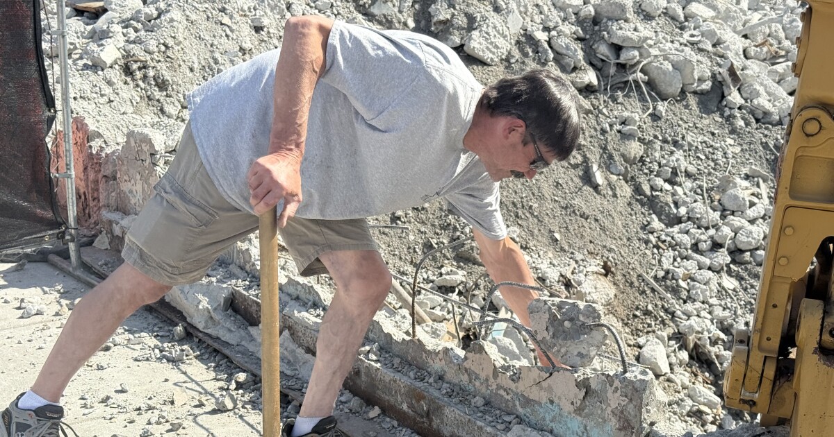 Citizens crack off keepsakes from Polaris Building rubble