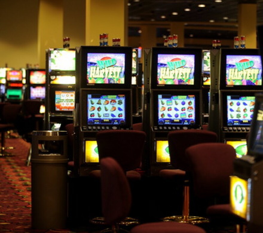 The death of a gambling expert used by the Alabama attorney general's office for several years could delay a trial over the state's raid of VictoryLand casino in Shorter.