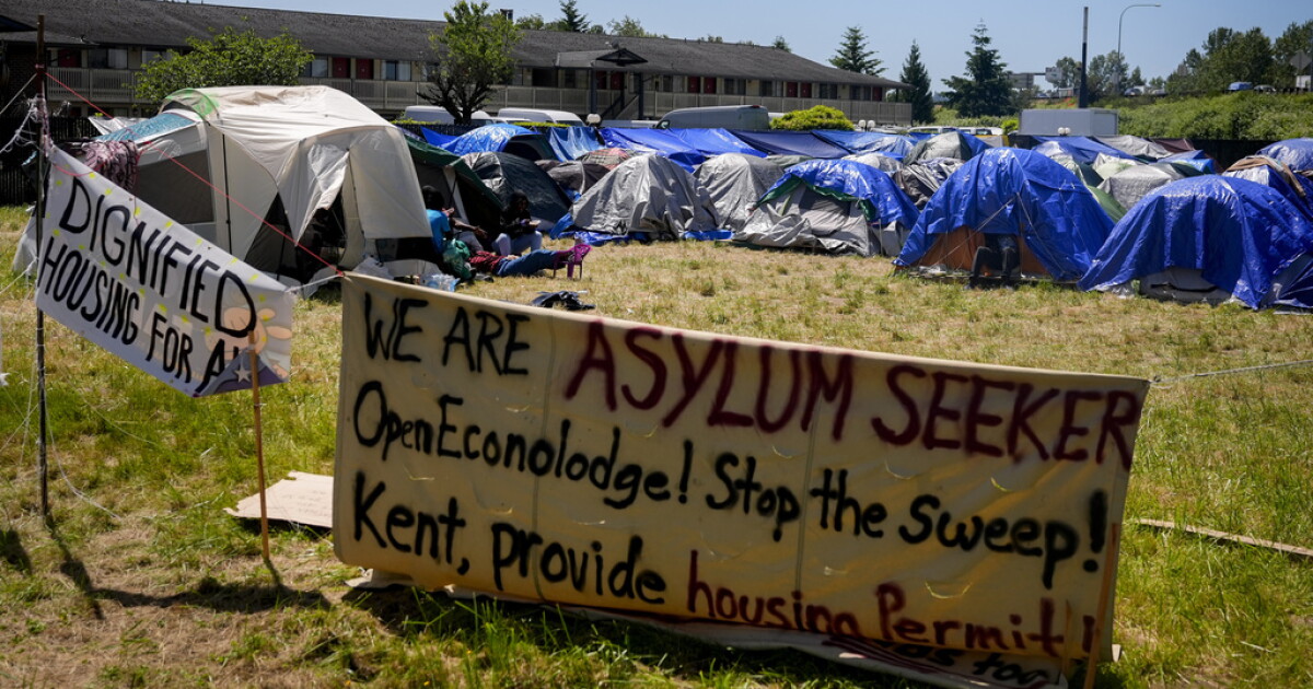 Next to a vacant motel, asylum-seekers are camped out in Kent with few  options | KNKX Public Radio