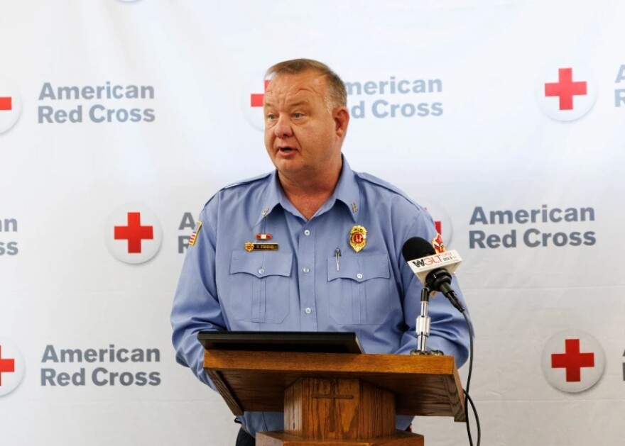 Capitán Frank Friend del Departamento de Bomberos de Bloomington.
