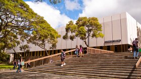 UH Mānoa students around the Hamilton Library.