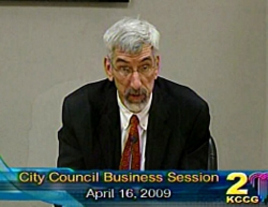 Mayor Mark Fukhouser gets confrontive after Councilman Ed Ford said a mayoral expense prompted an ordinance regulating fund transfers. (Right click to enlarge)